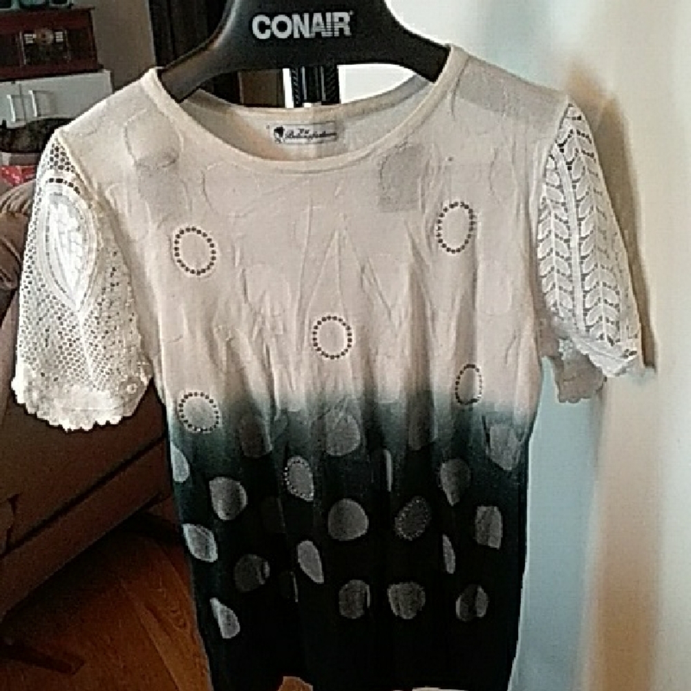 10/$10  Black & White Graphic Short Sleeve Knit Top L